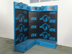 Geräte- und Gerätewerkstattregale mit Werbetafeln